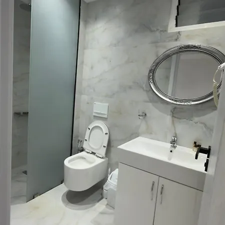 Hotel Gjoni 3*