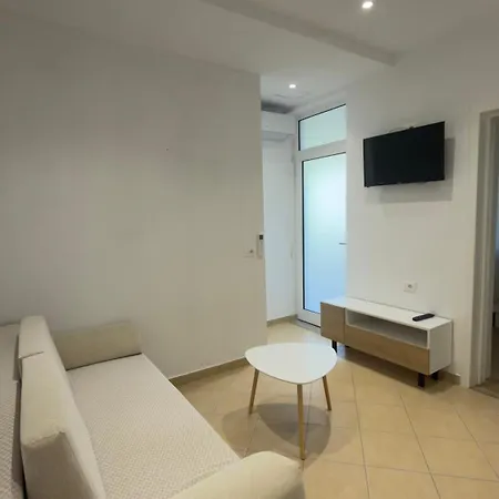 Hotel Gjoni 3*